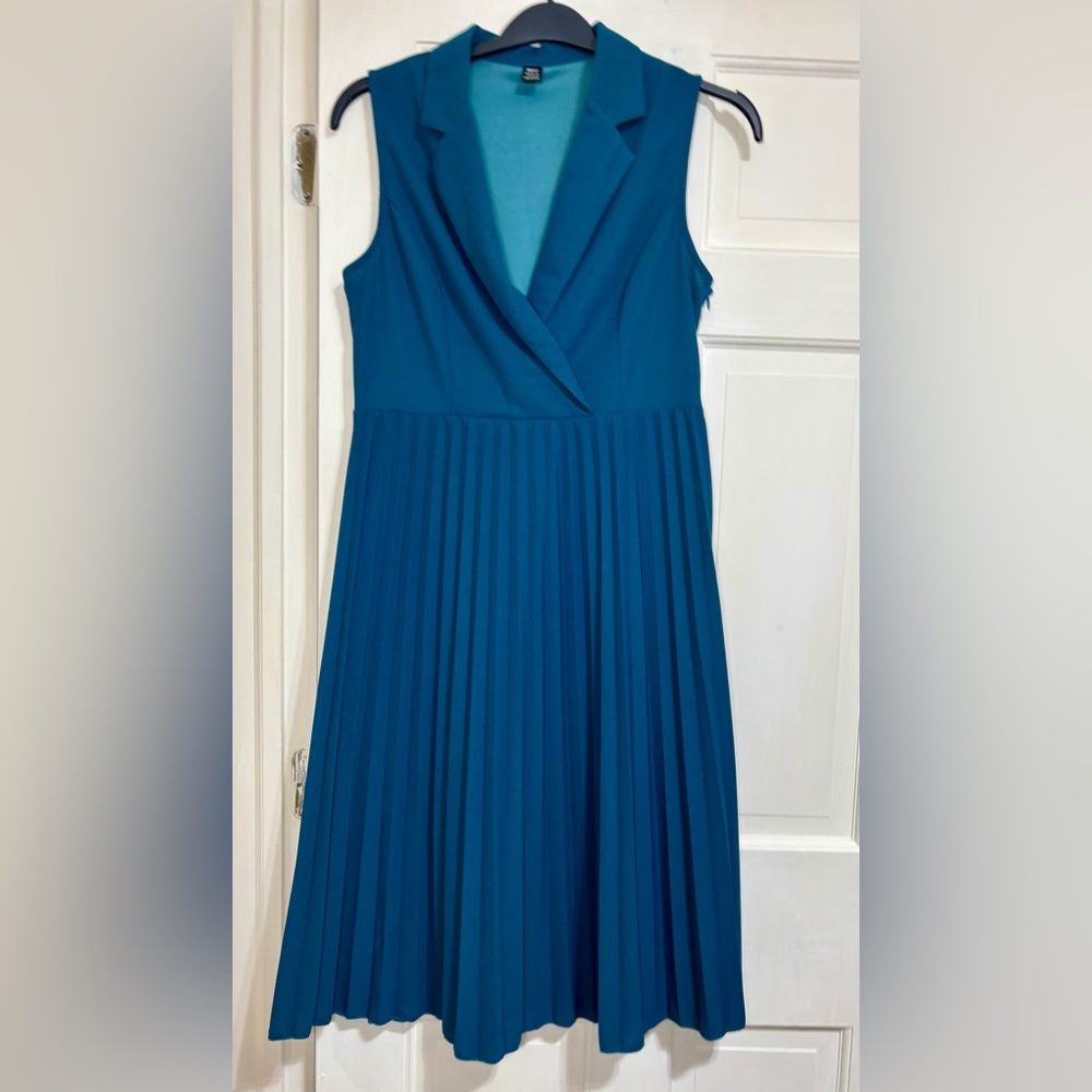 Women's Large teal pleated midi dress with a V-neckline and a tailored collar